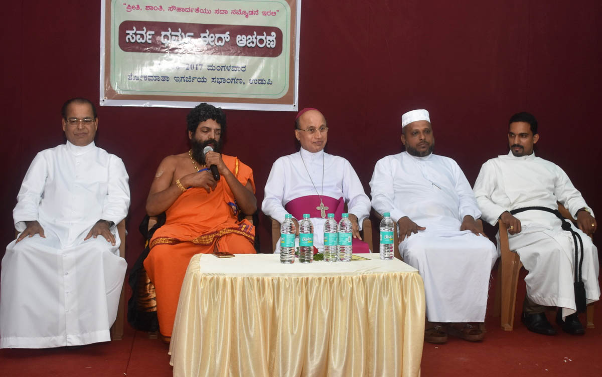 ರಾಜಕೀಯದಿಂದ ಹಿಂದೂಗಳು ಮುಸ್ಲಿಮರನ್ನು ಶತ್ರುಗಳಂತೆ ಕಾಣುವ ಪರಿಸ್ಥಿತಿ: ಶಿರೂರು ಶ್ರೀ